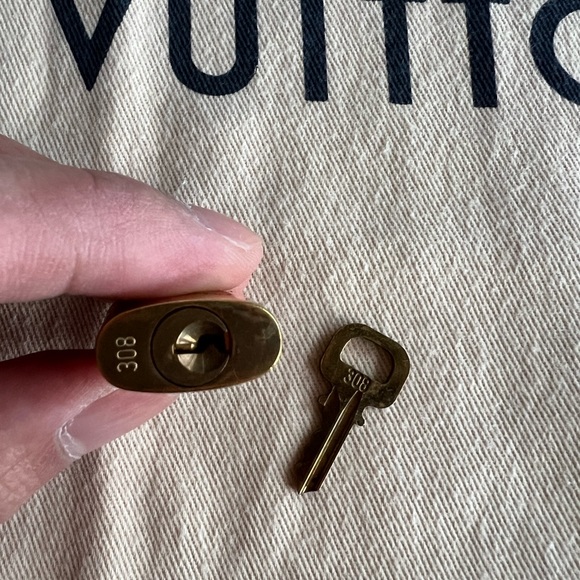 Louis Vuitton Lock and Key
#308 - Picture 1 of 4